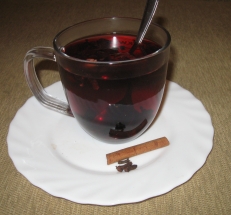 Čaj ze sušeného květu ibišku se skořicí