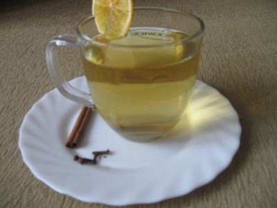 Jablečný čaj s hřebíčkem a skořicí